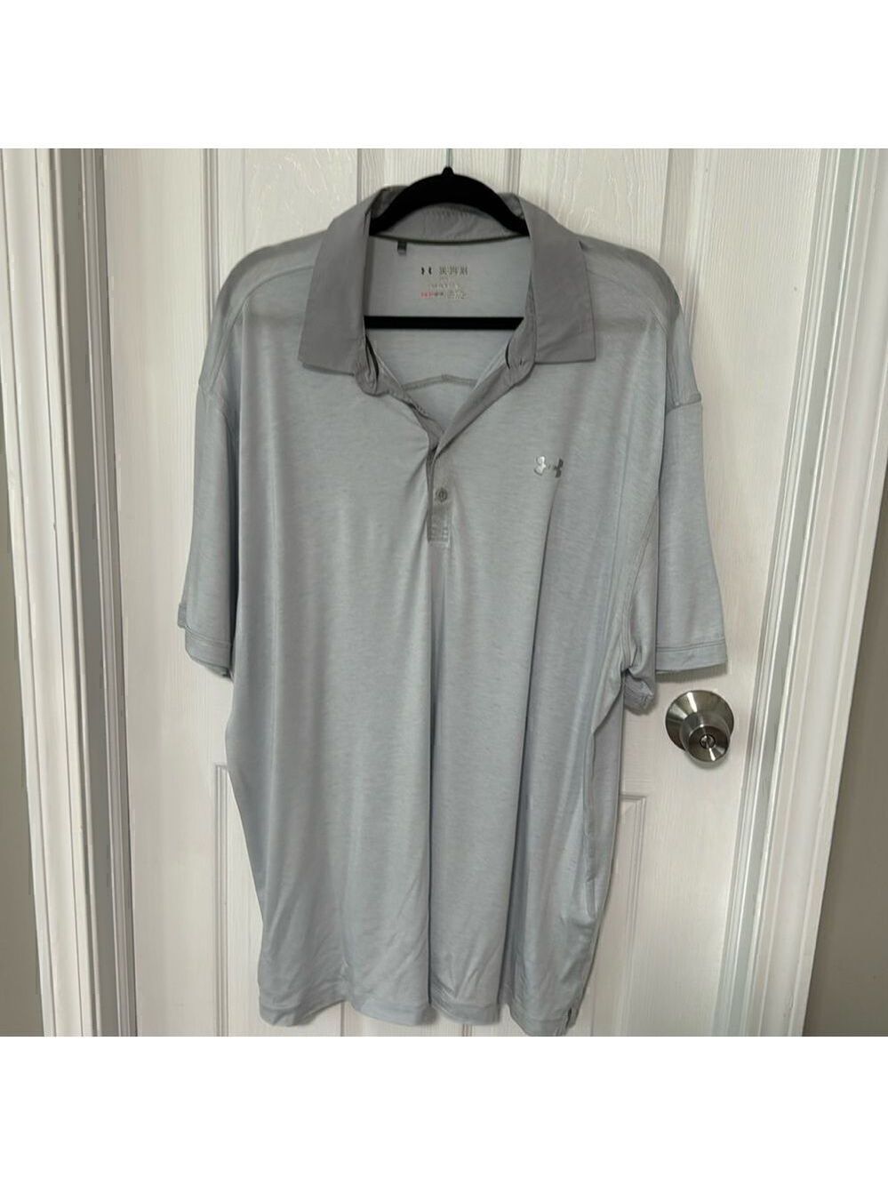 UNDER ARMOUR LOOSE HEAT GEAR SHIRT.